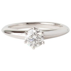 Tiffany & Co. Bague de fiançailles solitaire en or blanc avec diamant rond de 0,54 carat