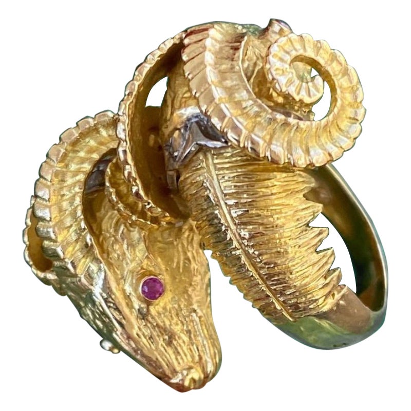 Zolotas Ring of Two Ram Heads, Gold 18k and Ruby, circa 1970s For Sale