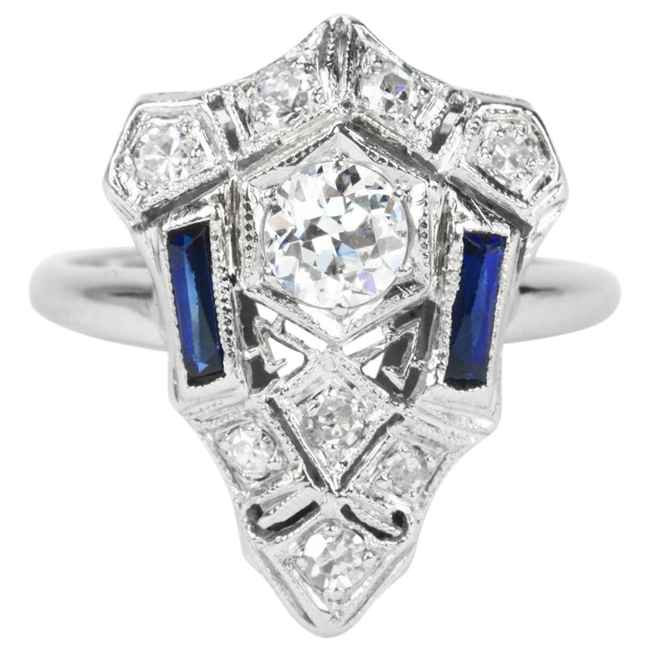 Bague Art Déco en platine avec saphir bleu et diamant