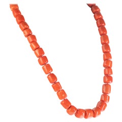 Long collier de cocktail moderne bohème en argent et perles de bambou rouge et corail