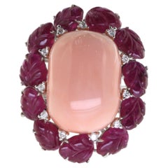 Bague en or blanc 18 carats avec corail rose, diamants et rubis