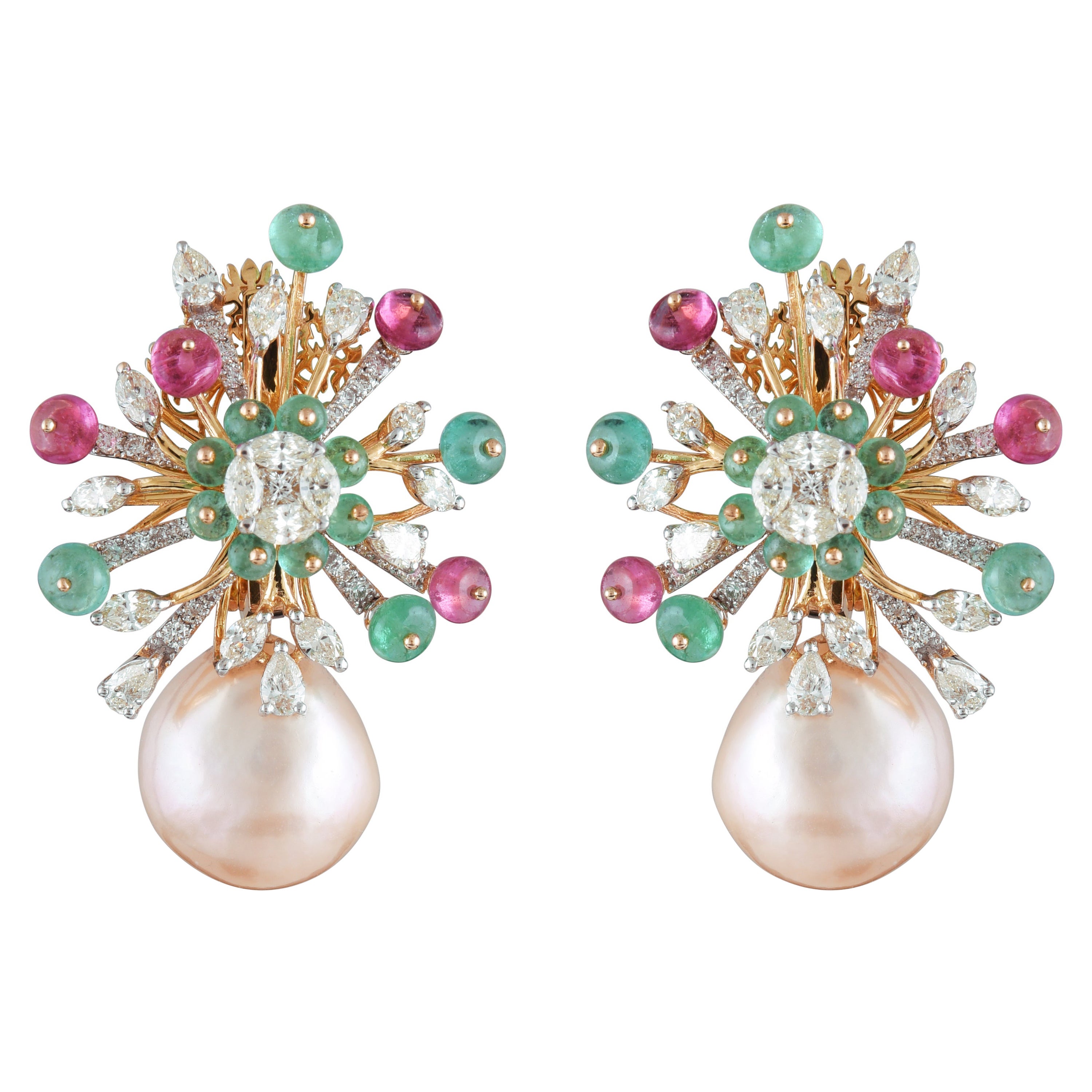Clous d'oreilles en perles 14 carats, tourmaline émeraude et diamants blancs en vente
