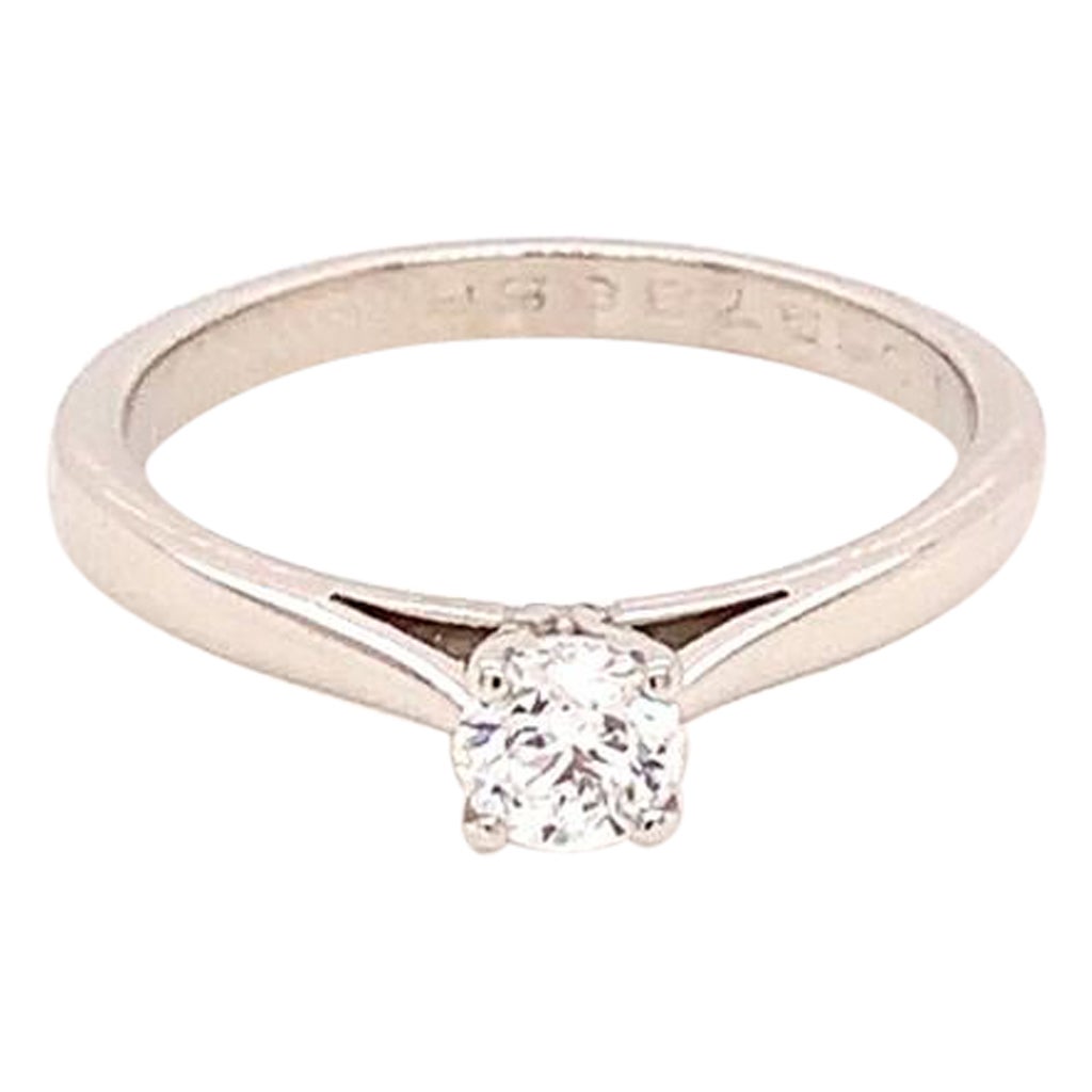 Bague solitaire en platine avec diamant rond brillant de 0,40 carat certifié par le GIA en vente