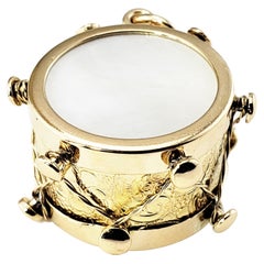 Breloque tambour en or jaune 14 carats et nacre