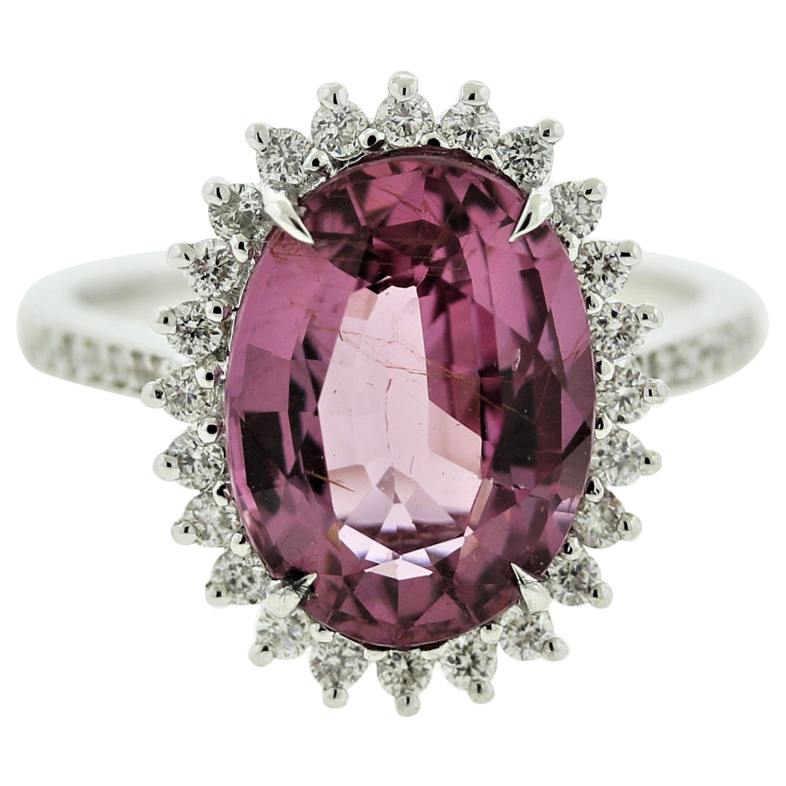 Anillo de oro con halo de diamantes y espinela rosa