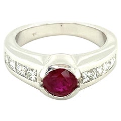 Ring aus 18 Karat Weißgold mit Rubin im Prinzessinnenschliff und Diamanten
