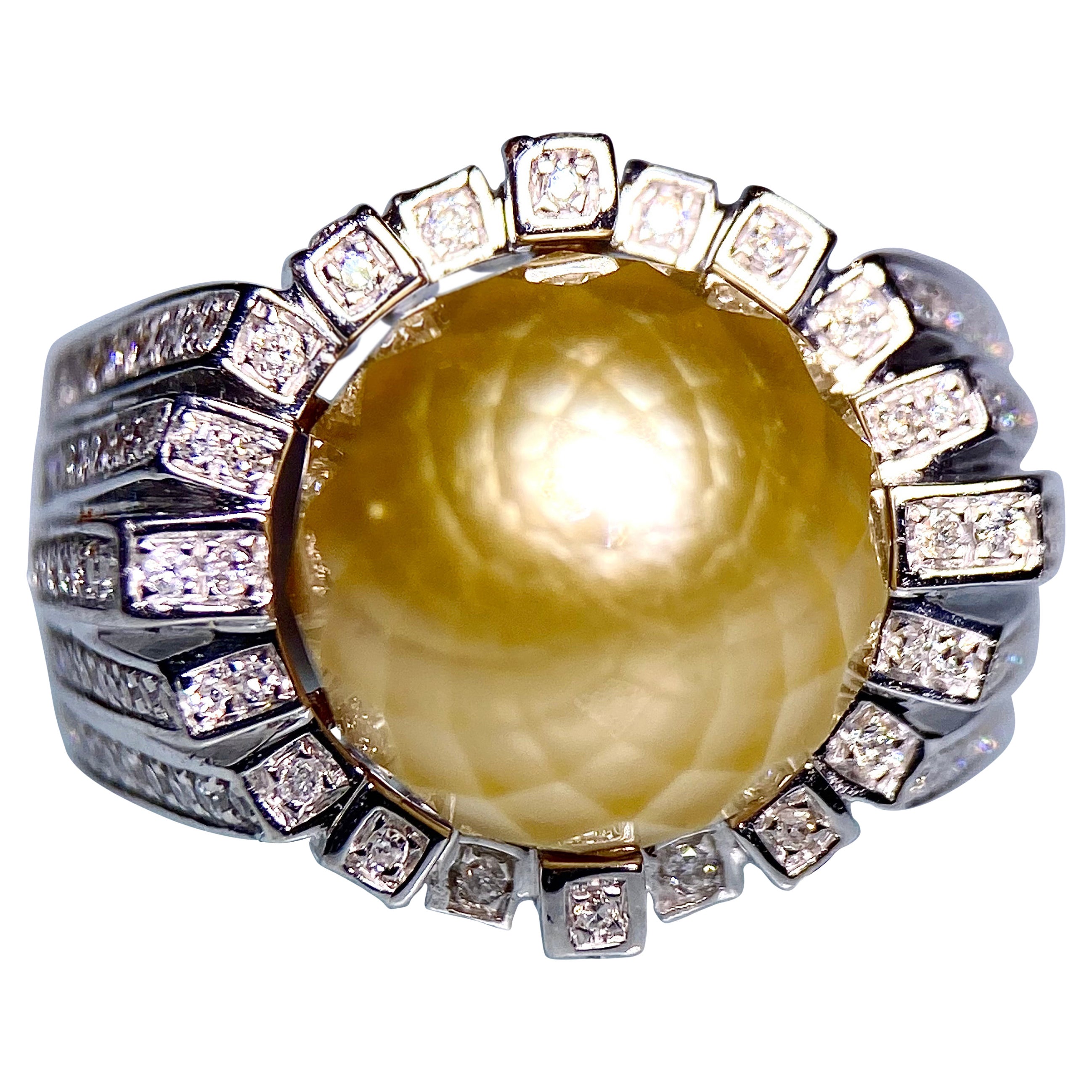 Eostre Anillo de Oro Blanco con Diamantes y Perla Dorada Facetada de los Mares del Sur
