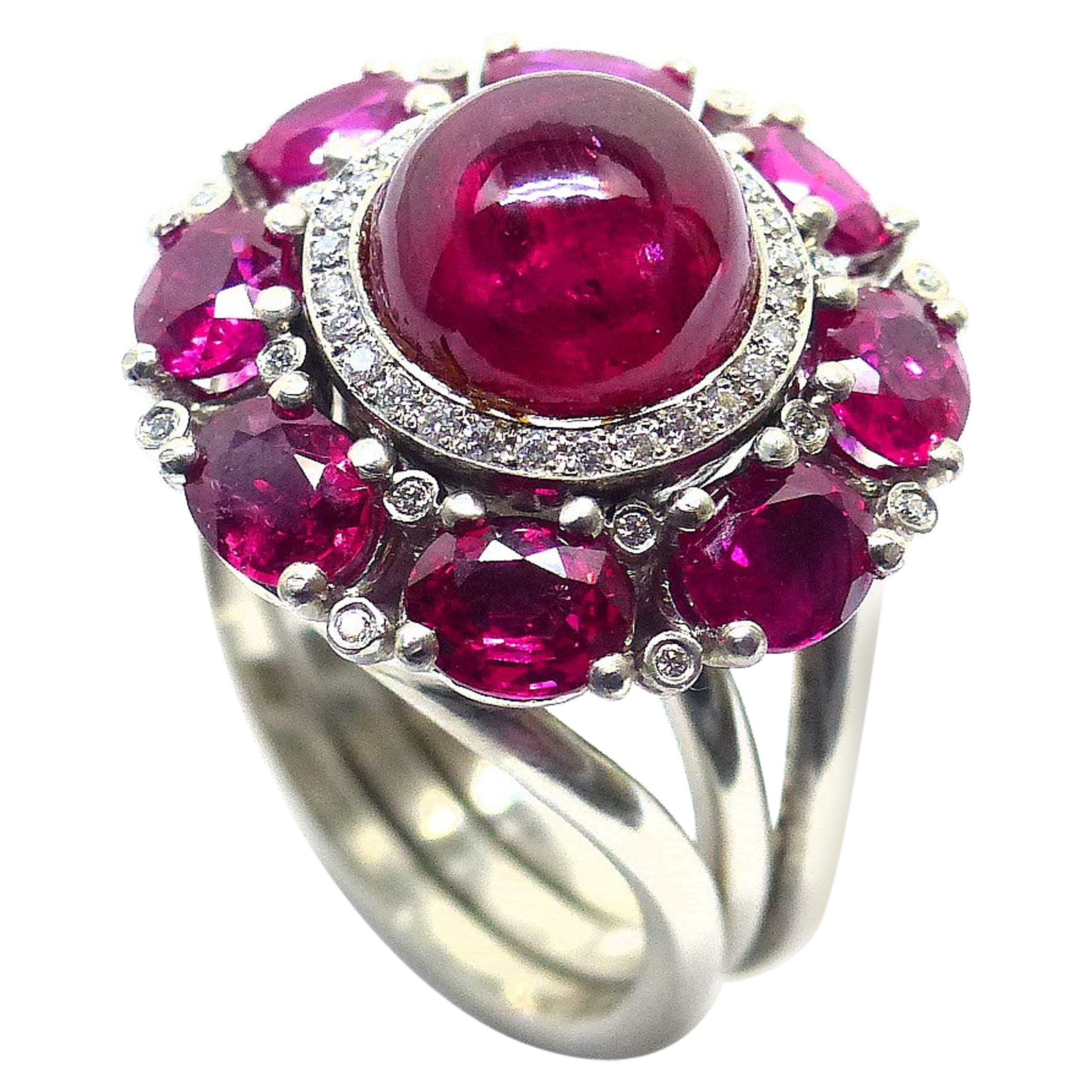 Ring in Platinum with 1 red Ruby Cab. and 8 red Rubies fac. and Diamonds