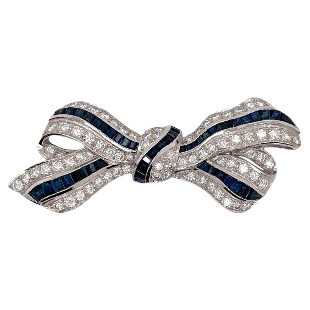 Broche de lazo de zafiro y diamantes en oro blanco de 18 quilates