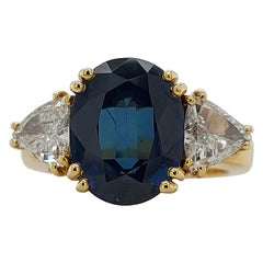 18kt Yellow Gold Ring with Beautiful 6.68ct Sapphire & 1.07ct Triangle Diamonds