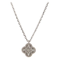 Van Cleef & Arpels Collier à pendentif "Sweet Alhambra" en or blanc 18 carats avec diamants