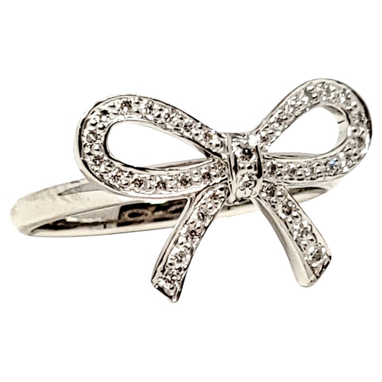 Tiffany and Co. Bague à anneau avec nœud papillon en platine et diamants  ronds brillants En vente sur 1stDibs