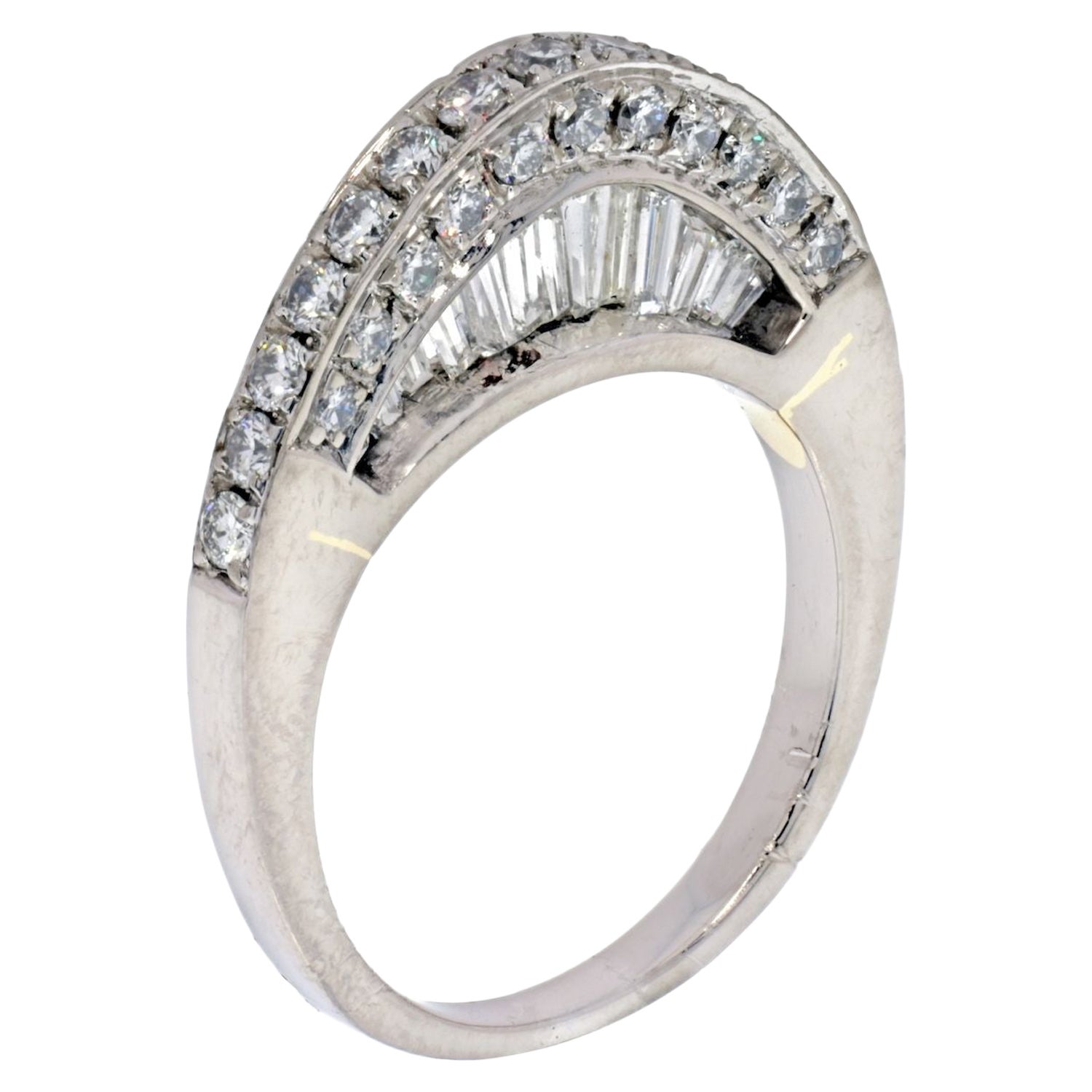 Bague de mariage en platine arquée pavée et baguette en vente