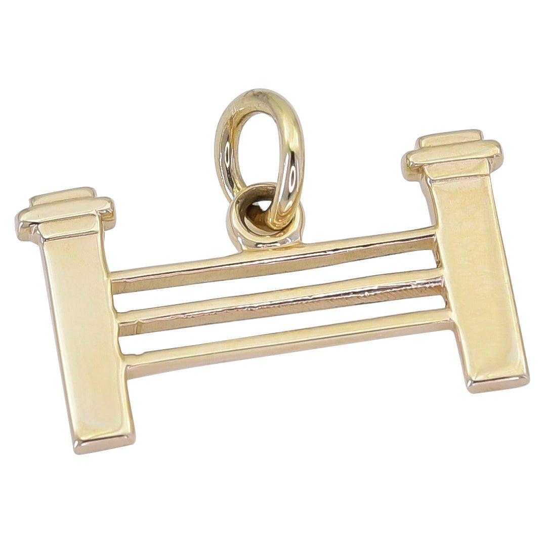 Gold Equestrian Fence Charme aus Gold im Angebot