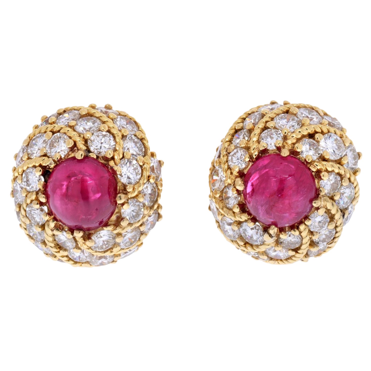 Boucles d'oreilles de succession en or jaune 18 carats avec grappe de diamants et rubis en vente