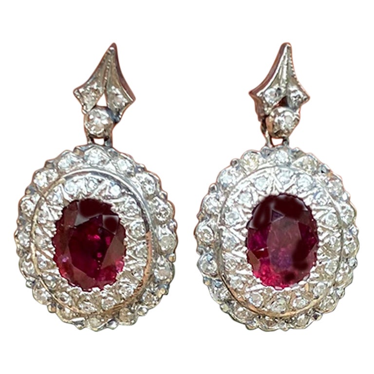 Boucle d'oreille pendante Vintage 2 Carat TW Rubis et Diamant Antique en vente
