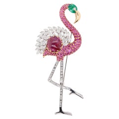 Broche flamingo en or 18 carats avec rubis, diamants et émeraudes certifiés GRS de 8 carats