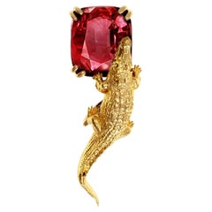 Broche d'artiste en or jaune avec un grenat malaïa parfait de six carats