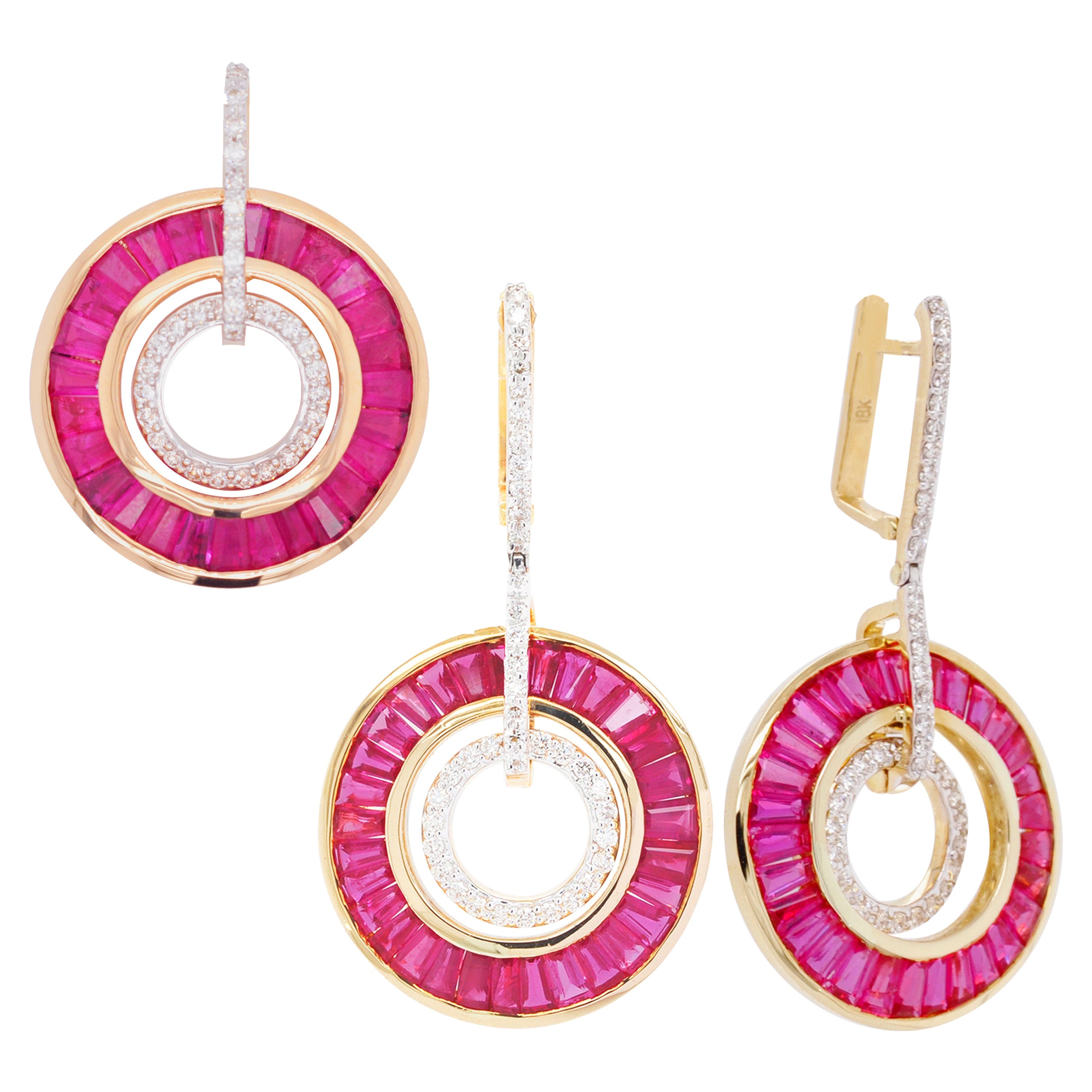 Ensemble collier et boucles d'oreilles à pendentifs circulaires en or 18 carats avec rubis, baguettes et diamants