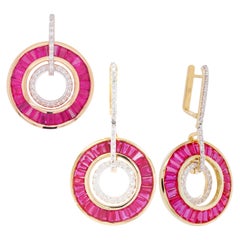 Ensemble collier et boucles d'oreilles à pendentifs circulaires en or 18 carats avec rubis, baguettes et diamants
