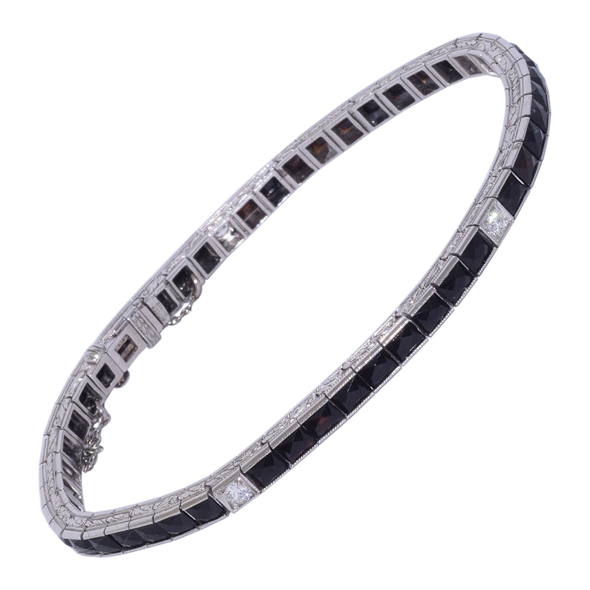 Bracelet ligne Art déco en platine avec onyx de taille française et diamants