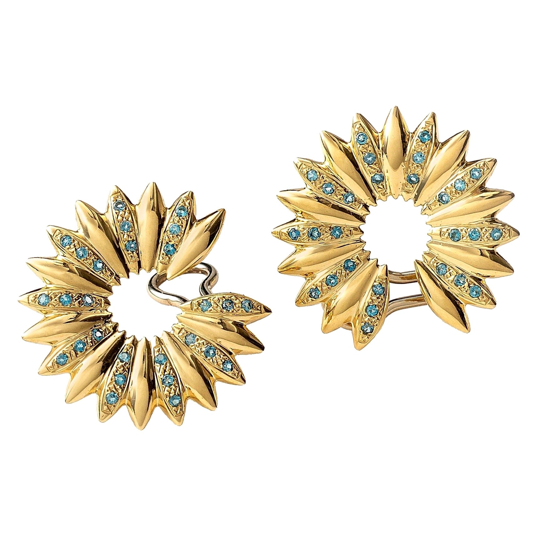 Maria Kotsoni, grandes boucles d'oreilles à clips contemporaines en or jaune 18 carats avec topaze bleue