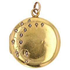1900s Natural Pearls Lily of The Valley 18 Karat Yellow Gold Medallion Locket
