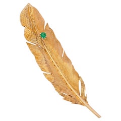 French 1960s Emerald 18 Karat Yellow Gold Feather Brooch