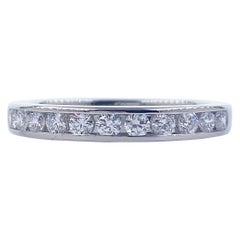 Alliance en platine Tiffany & Co n°1 sertie d'un demi-cercle de diamants ronds et ronds sertis en canal