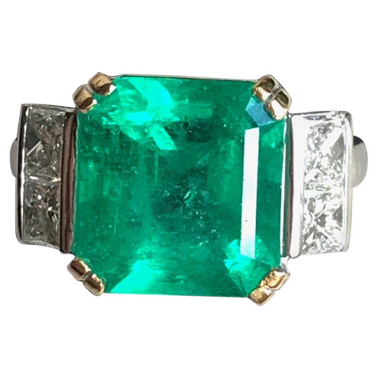 Ring with Emerald 5.95 Carats and 18 Carat White Gold with Diamonds For Sale