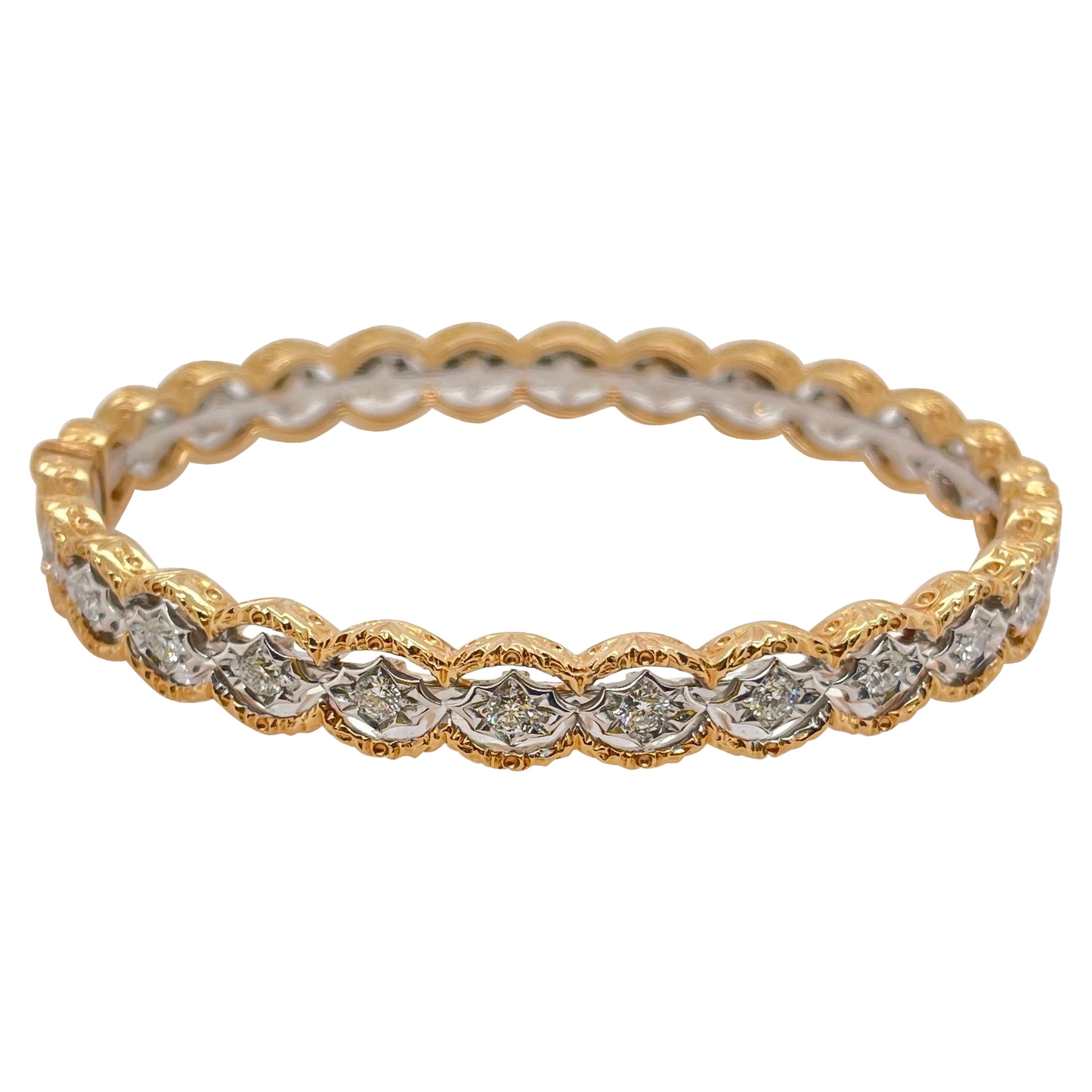 Bracelet jonc à charnière en or rose brossé avec diamants ronds et or blanc en vente