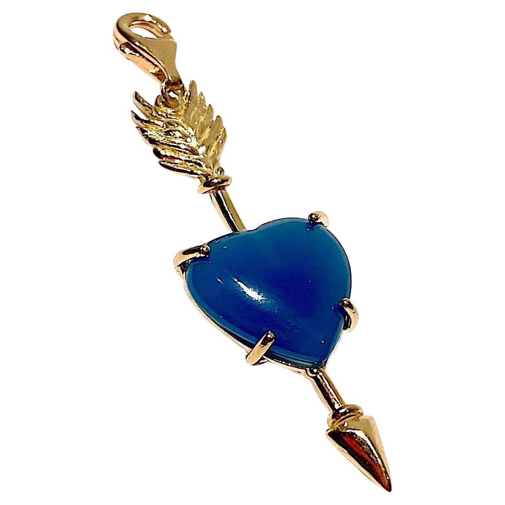 Pendentif artisanal en or 18 carats avec agate bleue en forme de cœur et breloque en forme de plume de chance  en vente