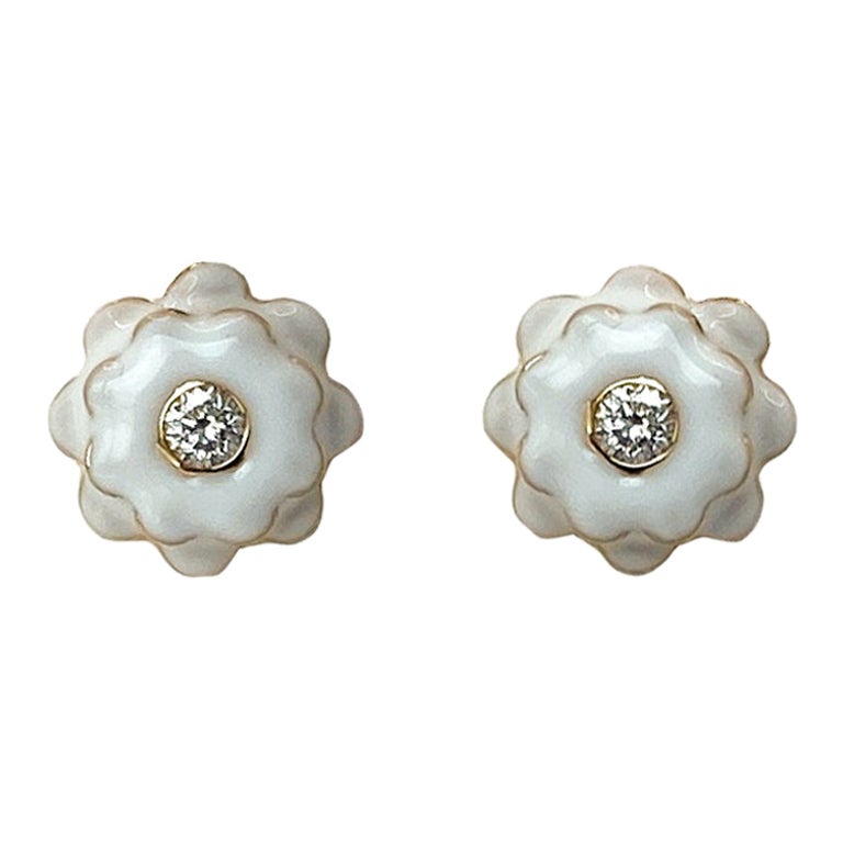 Mini boucles d'oreilles fleur Memento en diamants et émail blanc en vente