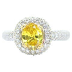 Bague en or blanc 18 carats sertie d'un halo de saphirs jaunes ovales et de diamants « Swan Levy »