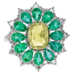 Birnenförmige Smaragde, runde Diamanten, ovaler gelber Saphirring mit ovalem Kissenschliff in der Mitte