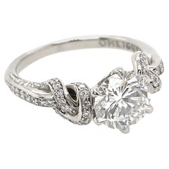 Anello con diamante rotondo da 1,60 carati in platino con nodi di diamanti in pavé