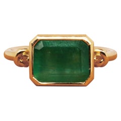 Baby Knot Emerald Ring in 18ct Yellow Gold