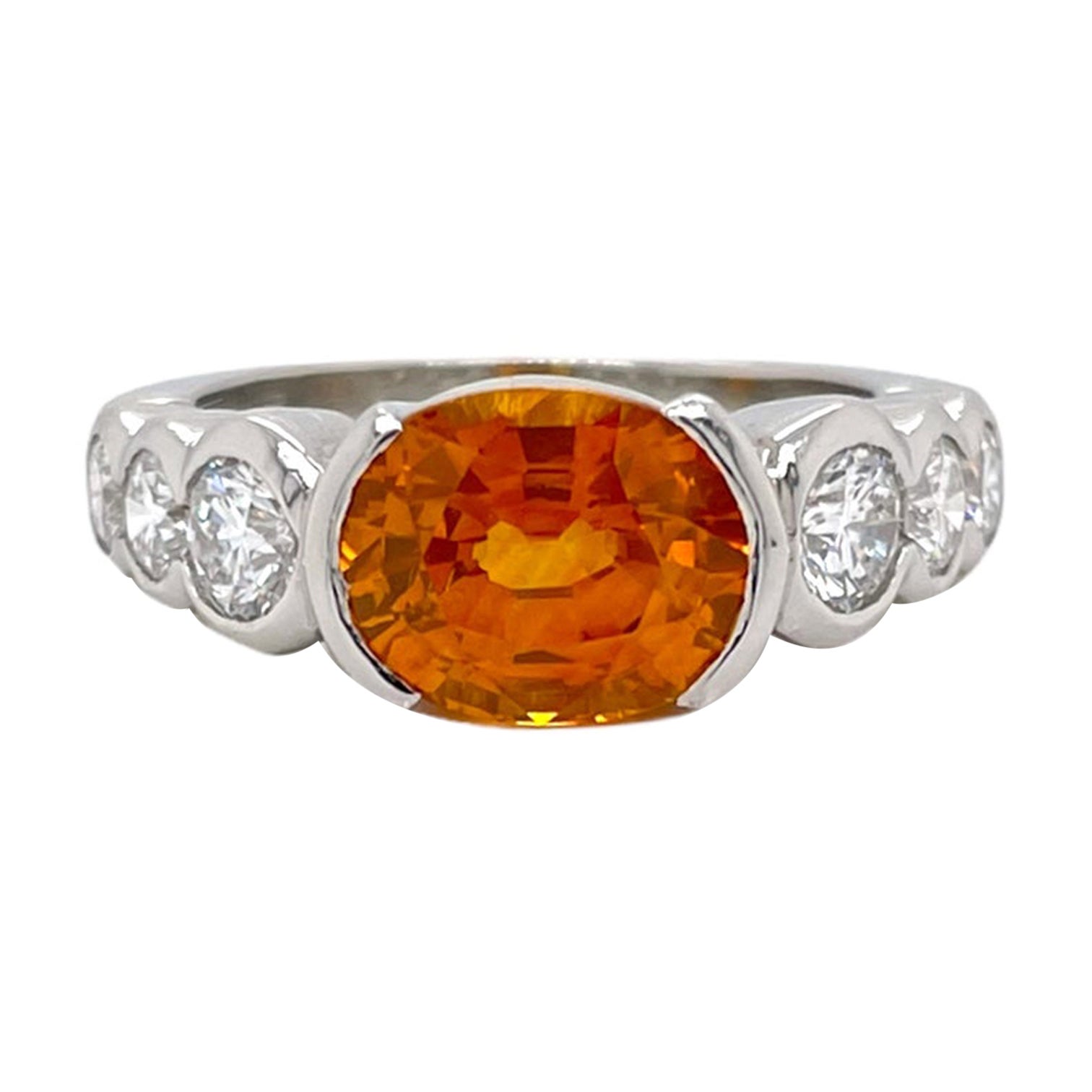 Bague en or blanc 18 carats avec saphir orange ovale et diamants en vente