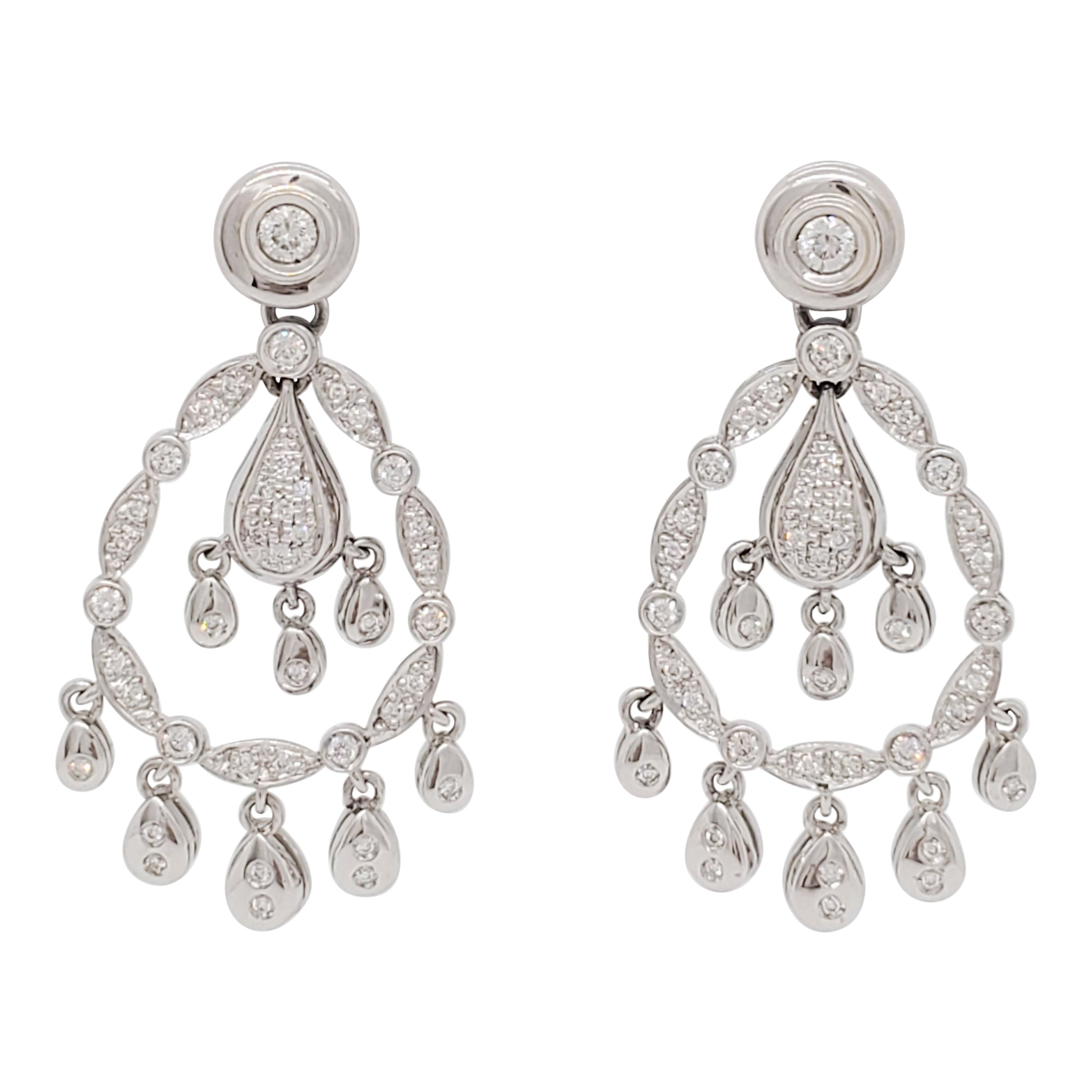 Gayubo Pendants d'oreilles détachables en or blanc 18 carats avec diamants  (succession) En vente sur 1stDibs