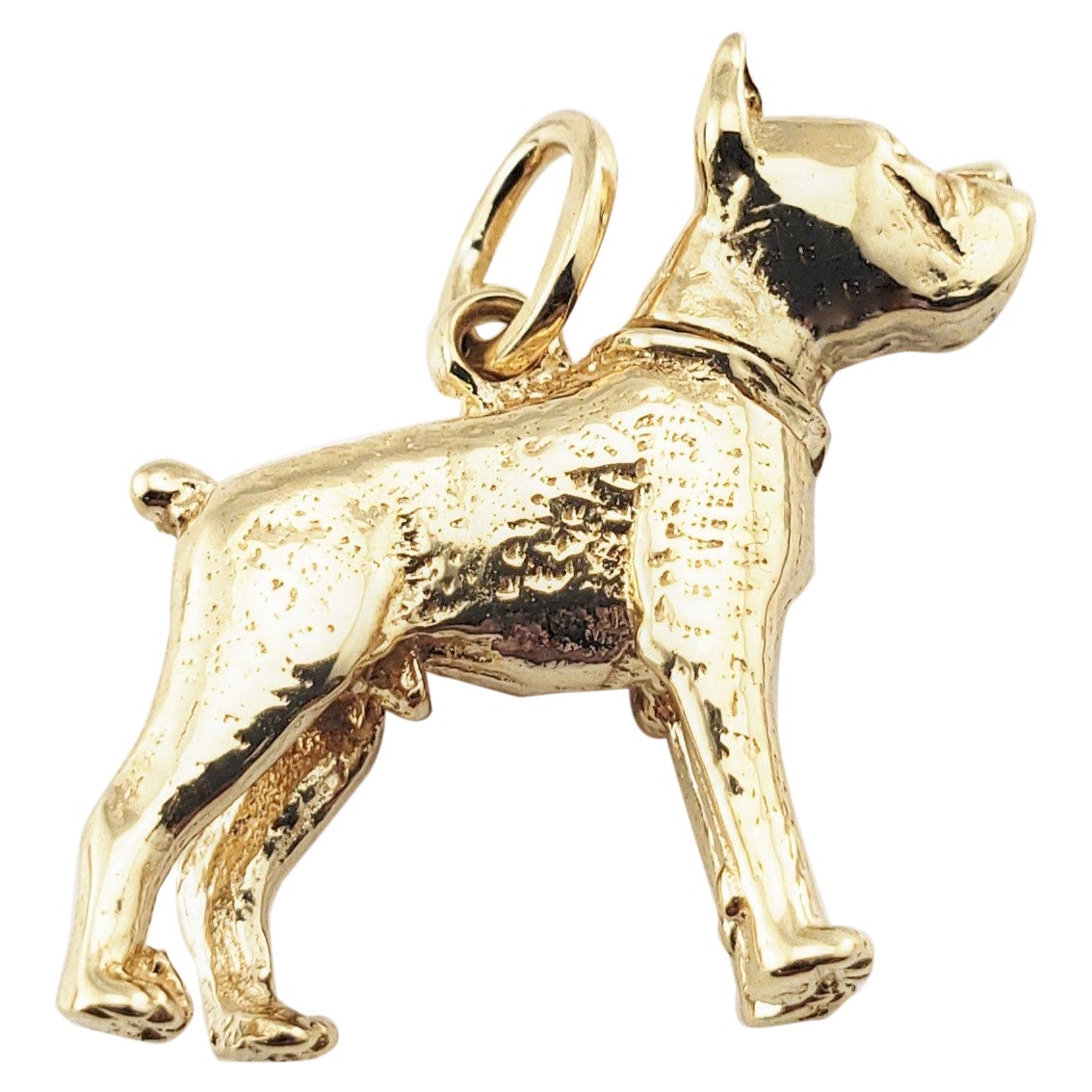 Breloque en or jaune 14 carats représentant un chien boxeur en forme de tête de bœuf