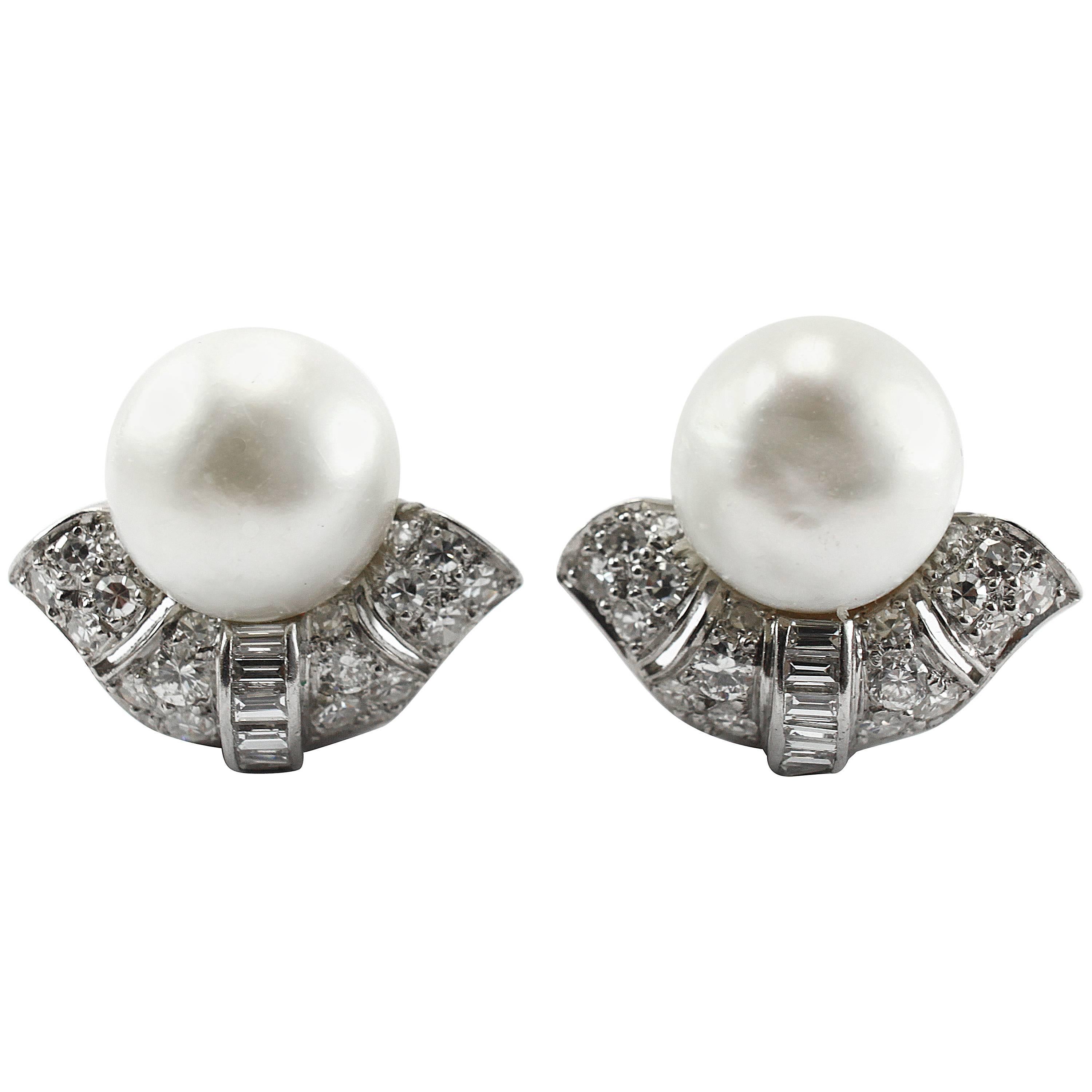 Ohrclips aus Platin mit natürlichen Perlen und Diamanten im Art-déco-Stil der 1920er Jahre im Angebot