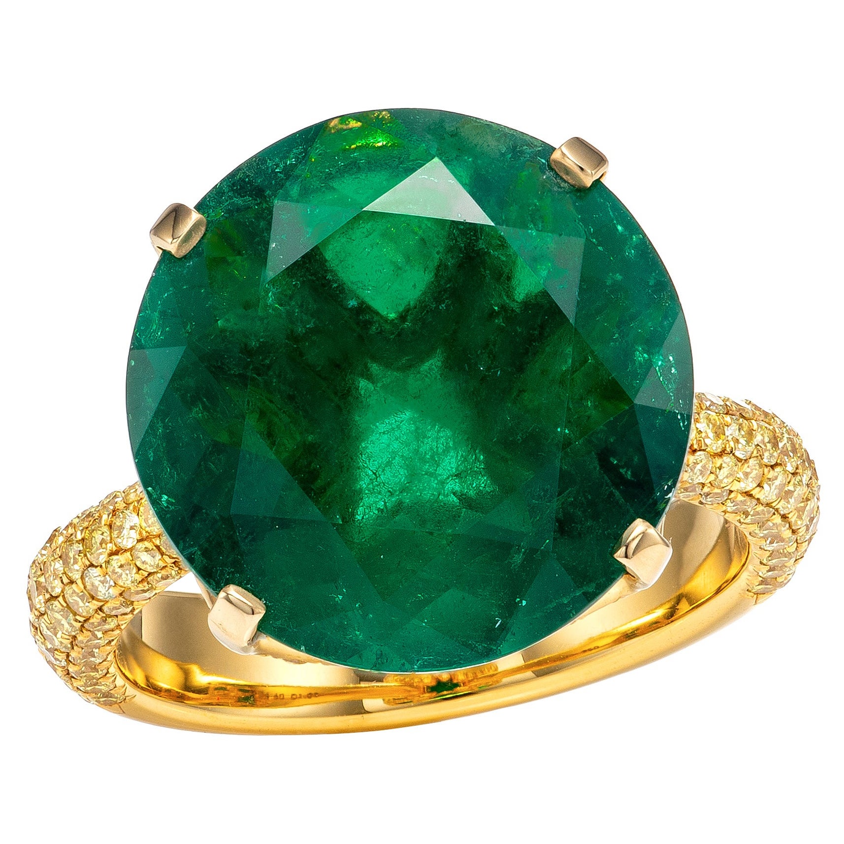 Gubelin Certified 7.63 Carat Colombian Muzo Green Emerald and Diamond Ring For Sale
