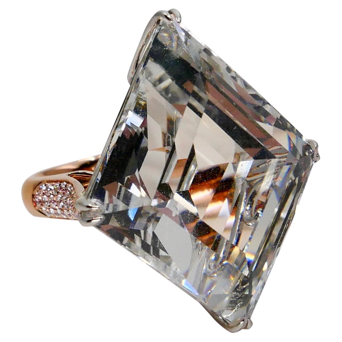 49,02 Karat Weißer Topas im Kite-Treppenschliff und Diamant-Cocktailring, Massiv