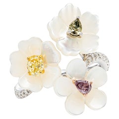 Bague tripode fleurs en or 18 carats, nacre de 7,46 carats et diamants de couleur