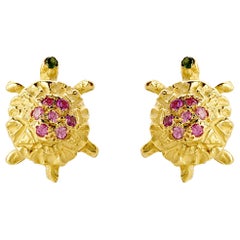 Clous d'oreilles artisanaux en or 18 carats avec tourmaline rose en forme de petite tortue