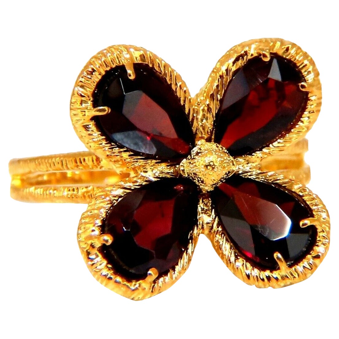 4 Carat Natural Garnets Clover Ring 18 Karat Yellow Gold For Sale