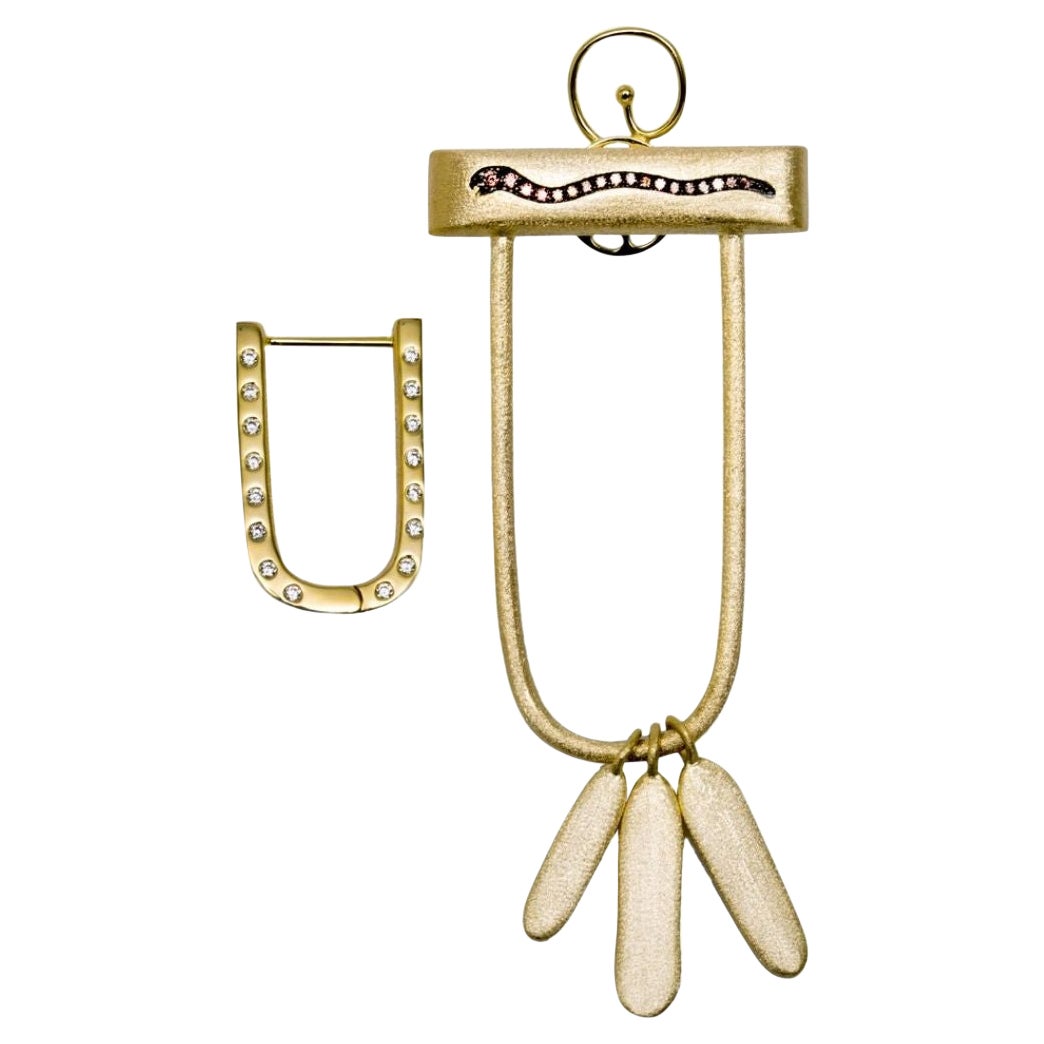 Ammanii Boucles d'oreilles en goutte en or vermeil avec serpent pavé et motifs mixtes en vente