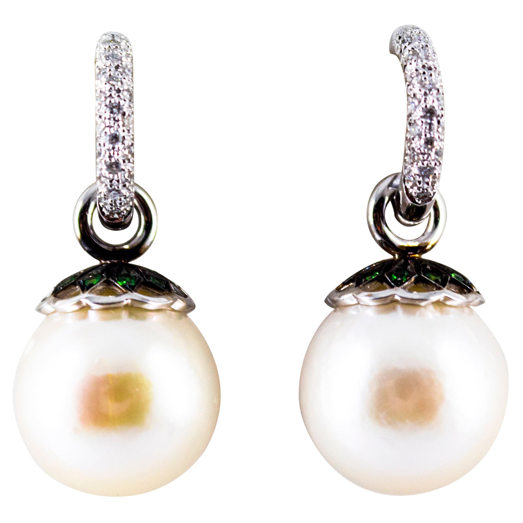 Pendants d'oreilles Art Nouveau en or blanc avec diamant blanc 0,55 carat, émeraude et perle