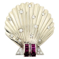 Broche festonnée en or blanc 14 carats avec saphir rose et diamants en forme de coquillage