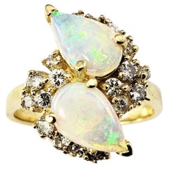 Anello in oro giallo 14 carati con opale e diamanti